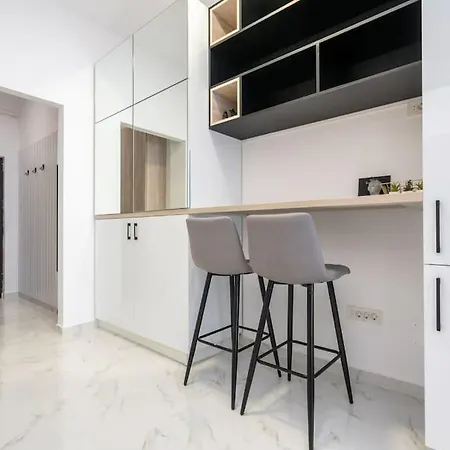 Old Center Calea Victoriei, Star *